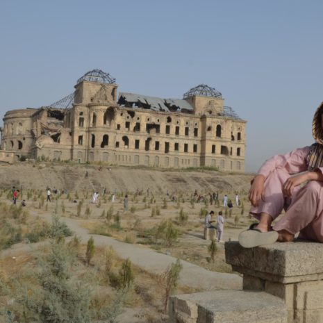 Pri zbombardovanom Darul Aman palaci, Kabul, Afganistan, Tomas Vilcek