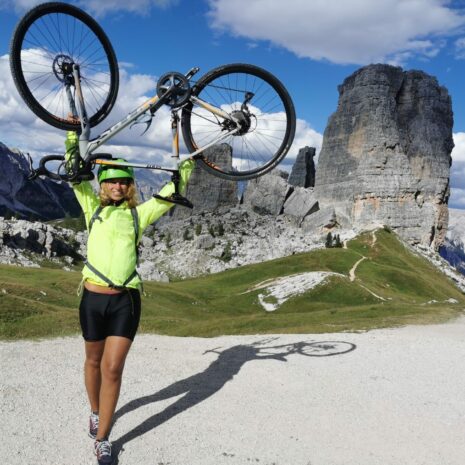 Bicyklom-na-Cinque-Torri-Dolomity-Taliansko-Tamara-Zajacova